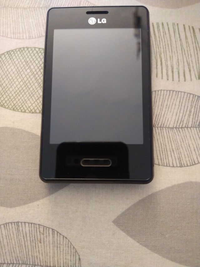 Teléfono LG E430 con funda
