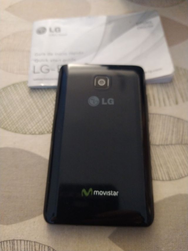 Teléfono LG E430 con funda
