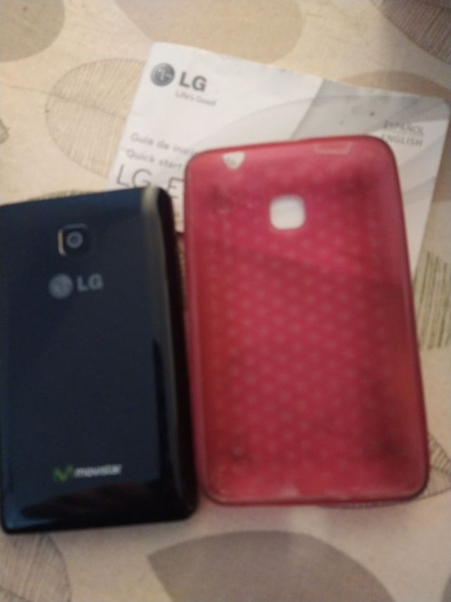 Teléfono LG E430 con funda