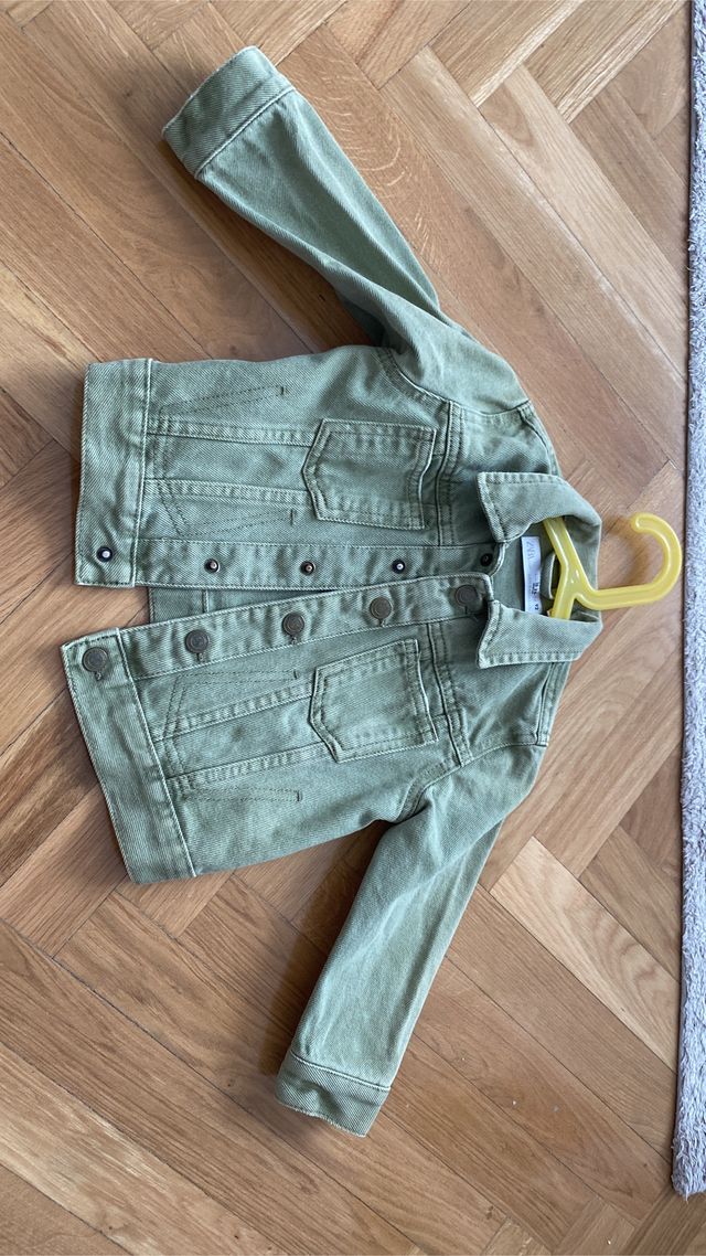 Cazadora vaquera verde Zara 18-24 meses