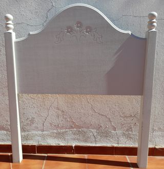 Dormitorio juvenil: cabecero y mesita de noche