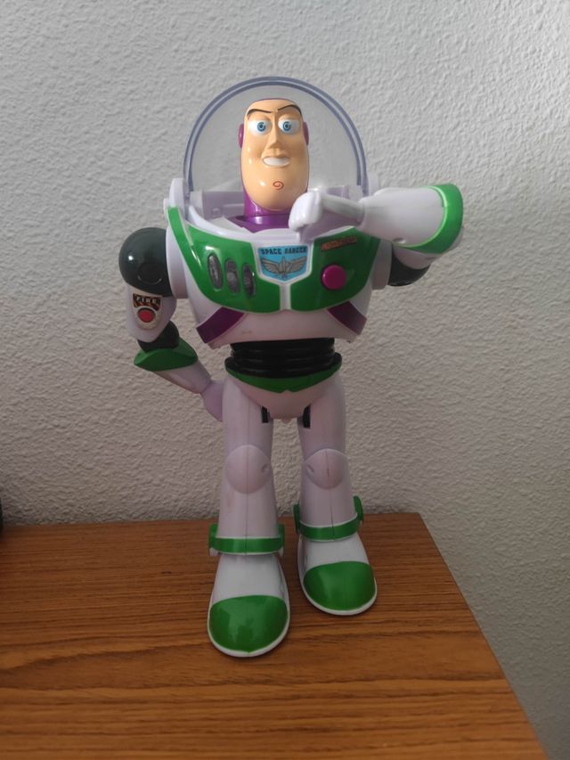 Buzz lightyear 25cm. Anda solo