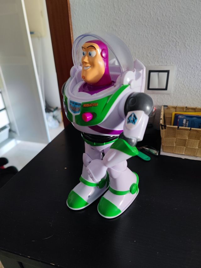 Buzz lightyear 25cm. Anda solo