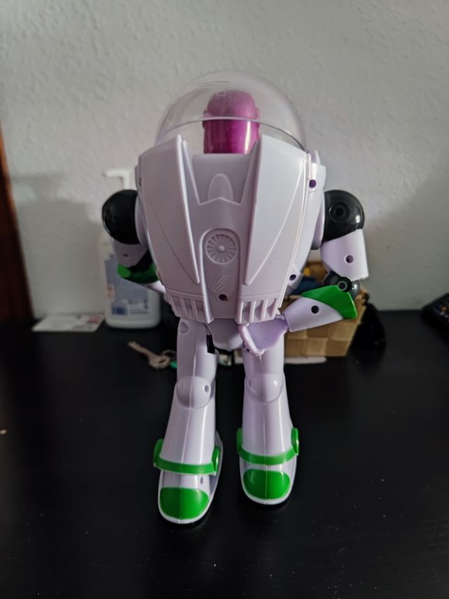 Buzz lightyear 25cm. Anda solo