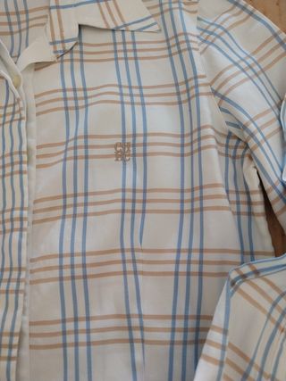 camisa azul y beige Carolina Herrera 