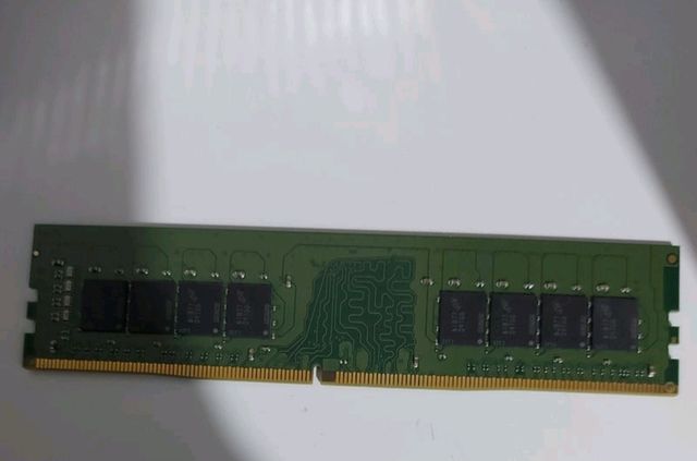 memoria RAM 8 GB DDR4.