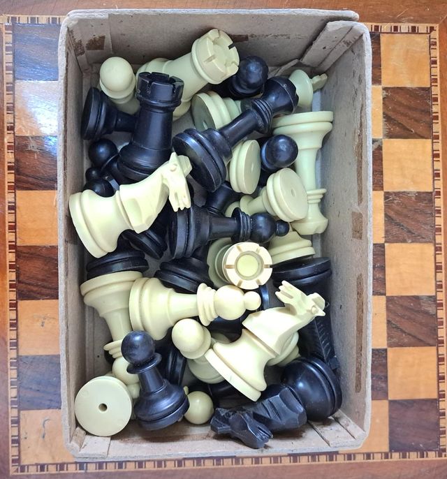 Piezas de ajedrez de plastico y madera