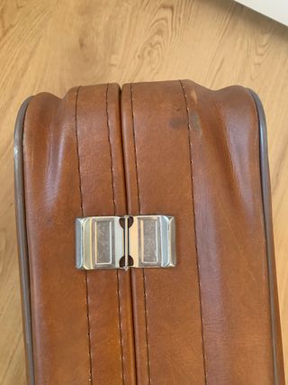 Maleta de piel, marca Gladiator, con ruedas.