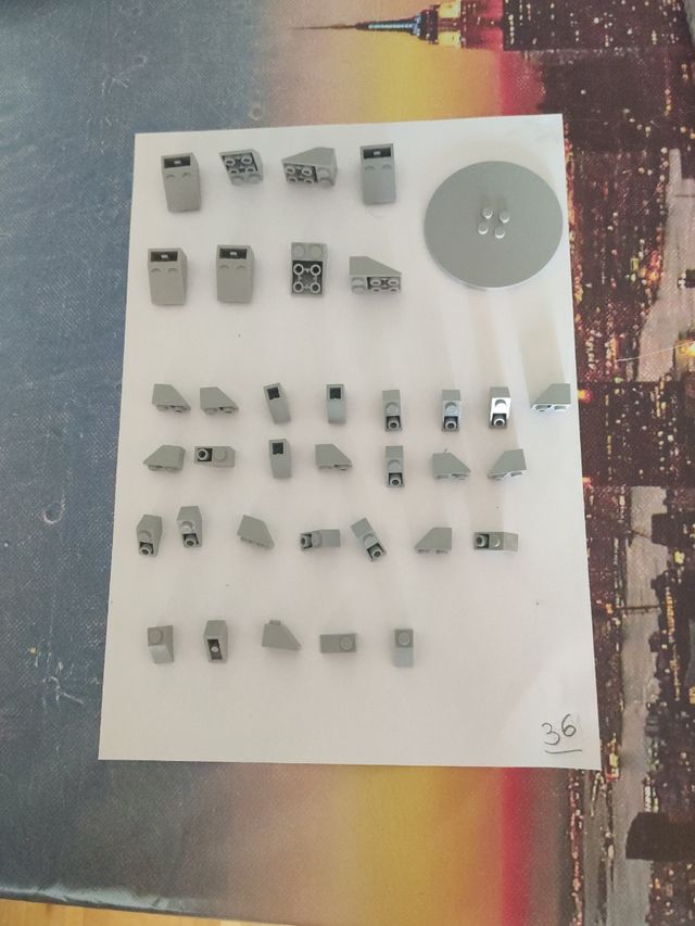 Lego. Piezas sueltas del Halcón Milenario.