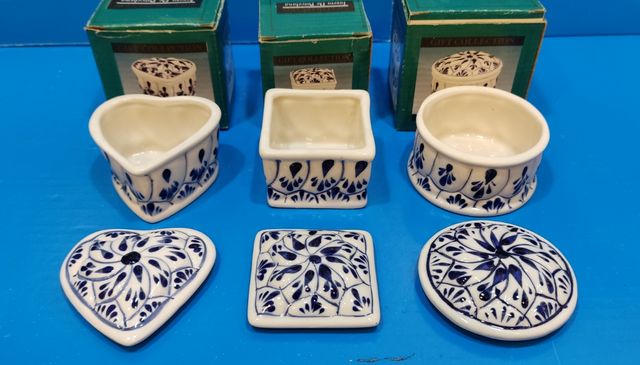 Lote de 3 joyeros cajitas de porcelana flor azul