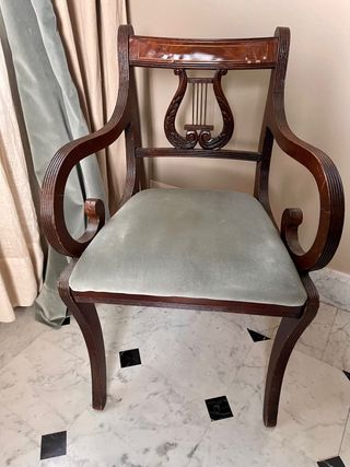 Silloncito antiguo de  caoba con respaldo de Lira