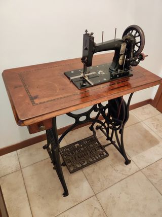 Macchina da cucire vintage MAQUAIRE 