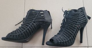 Sandalias abotinadas taconazo