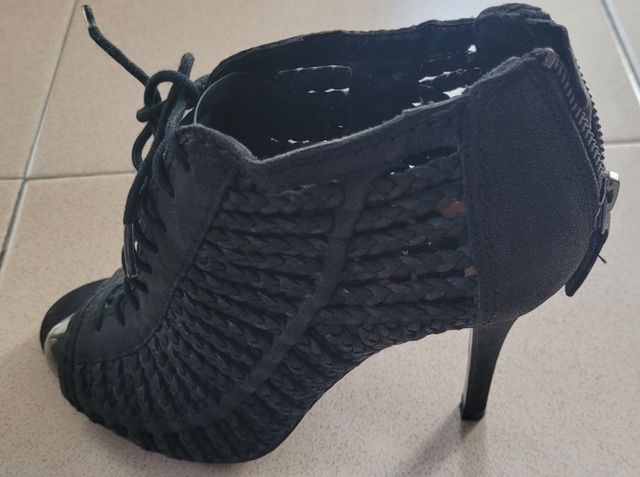 Sandalias abotinadas taconazo