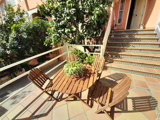 Mesa y sillas de jardín