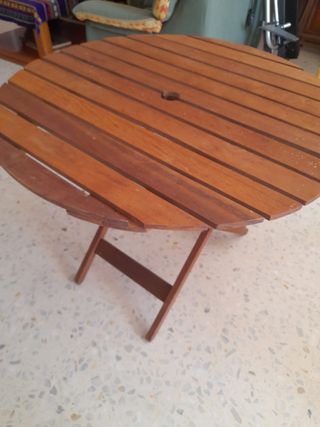 Mesa y sillas de jardín