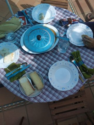Mesa y sillas de jardín