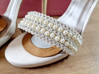 Zapato tacón novia en crudo perlas talla 39