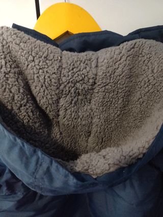 Blusão azul escuro com gorro todo forrado de pêlo