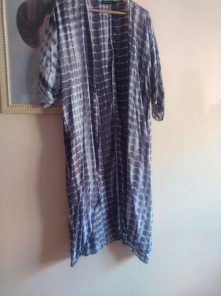 Caftán tie-dye azulado y gris