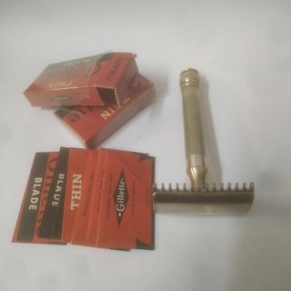 VECCHIO RASOIO E LAMETTE DA BARBA - GILLETTE