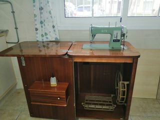 máquina de coser antigua a pedal