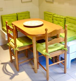 MESA Y 2 SILLAS. EXTENSIBLE. MADERA MACIZA