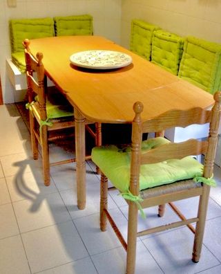 MESA Y 2 SILLAS. EXTENSIBLE. MADERA MACIZA