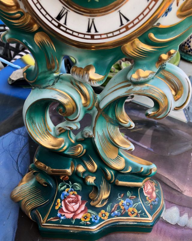 Relógio em porcelana.