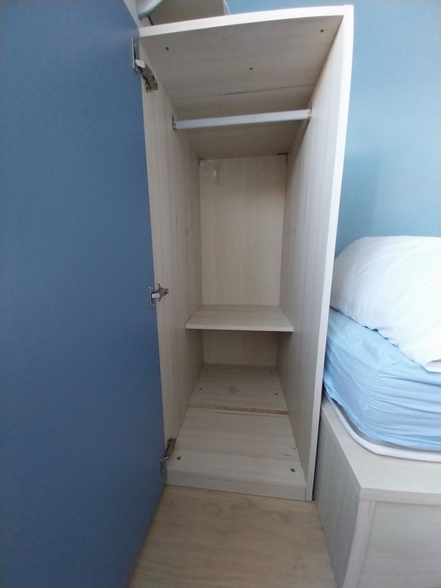 Armario infantil con puerta lacada azul