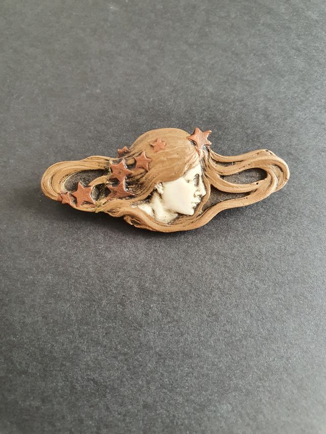 Broche modernista. Art Nouveau. Diosa viento