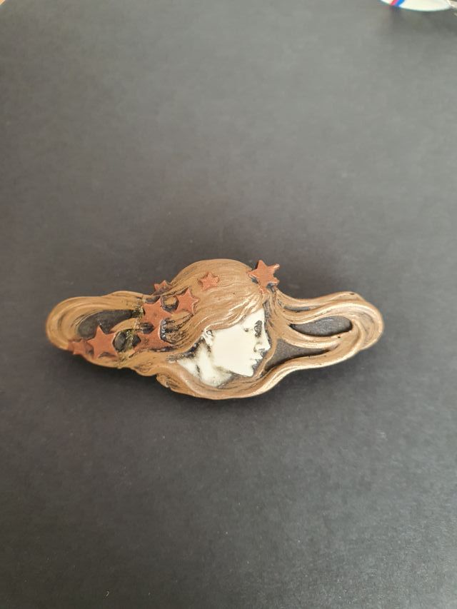 Broche modernista. Art Nouveau. Diosa viento