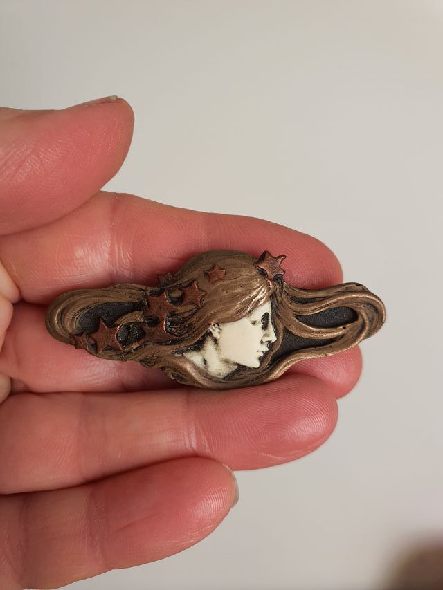 Broche modernista. Art Nouveau. Diosa viento