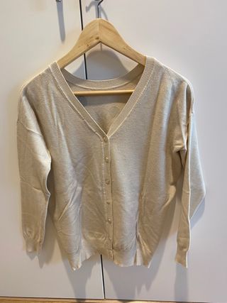 Jersey con escote en pico y botones en la parte de