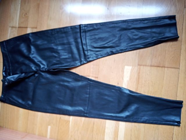 pantalon efecto cuero