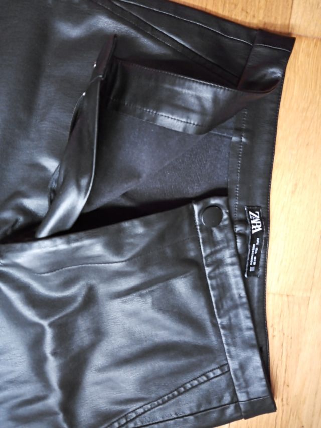 pantalon efecto cuero