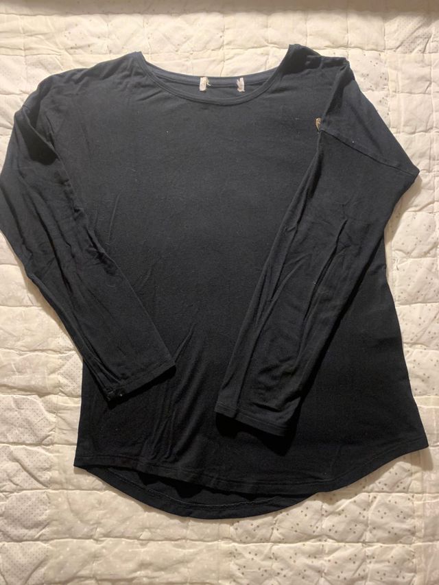 Suéter negro con alas doradas , T. 10