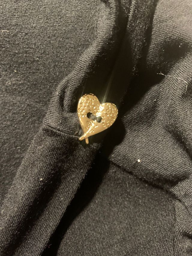 Suéter negro con alas doradas , T. 10