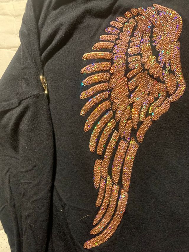 Suéter negro con alas doradas , T. 10