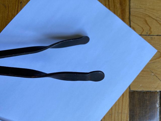 Antigua pinza metálica, forjada por antiguos herre