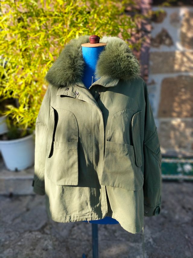 Parka con forro de conejo.