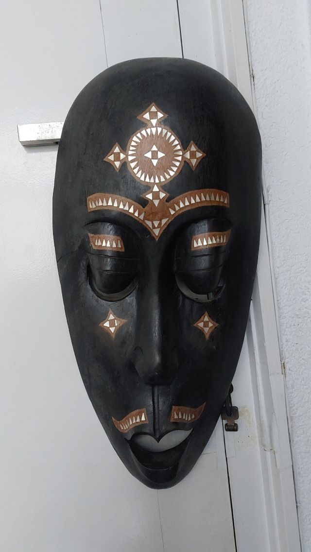 Mascara africana de artesanía.