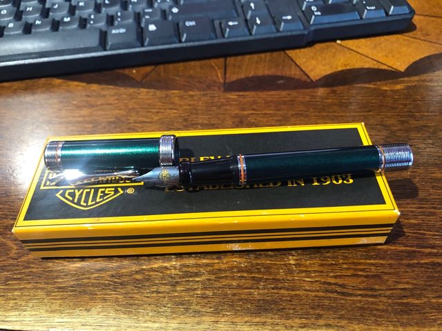 pluma Harley davidson