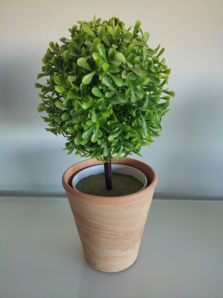 PLANTA ARTIFICIAL Y MACETA
