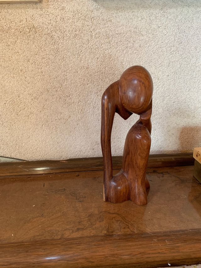 Estatua de madera, pensador.                