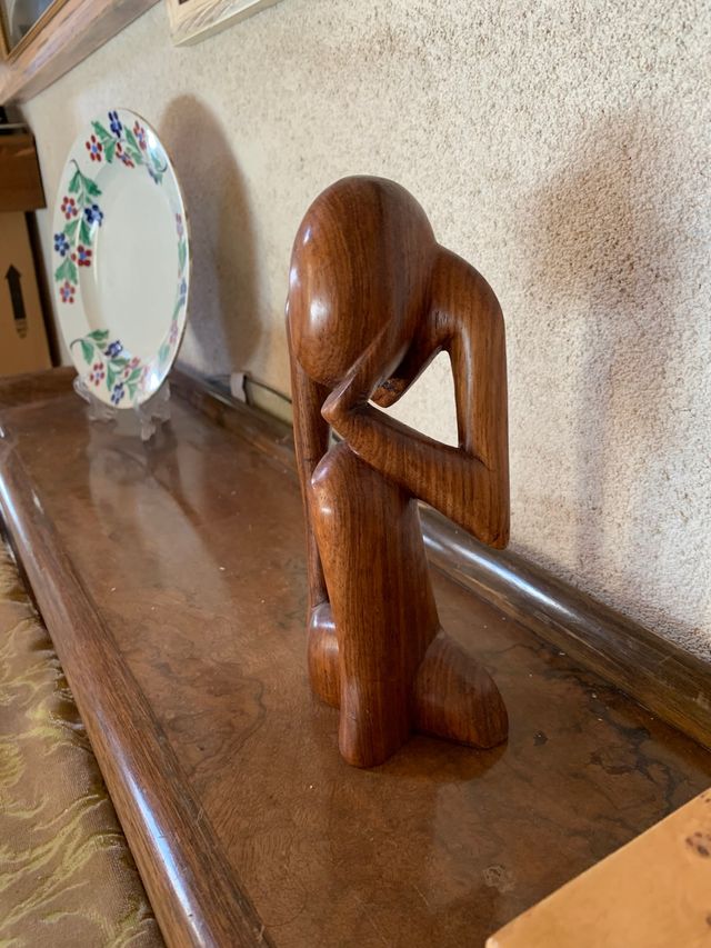 Estatua de madera, pensador.                