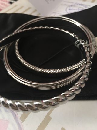 Tres pulseras rígidas Calvin Klein