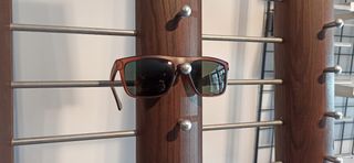 Expositor de gafas de madera para tienda.