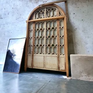 Puerta en arco modernista