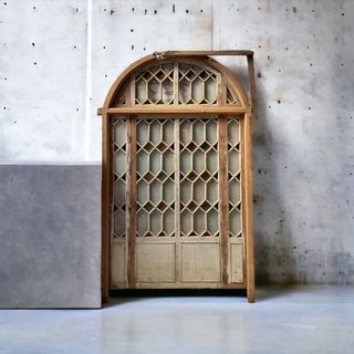 Puerta en arco modernista